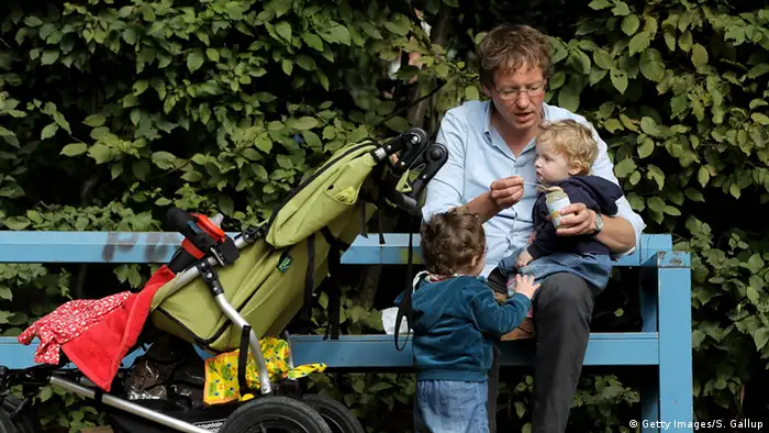 Deutschland Eltern Karriere Kind Symbolbild (Getty Images/S. Gallup)