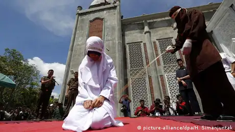 Indonesien Junge Paare wegen Sex vor der Ehe in Indonesien ausgepeitscht (picture-alliance/dpa/H. Simanjuntak)