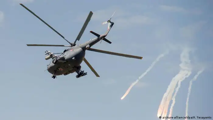 Russischer Mi-8 Helikopter in der Luft