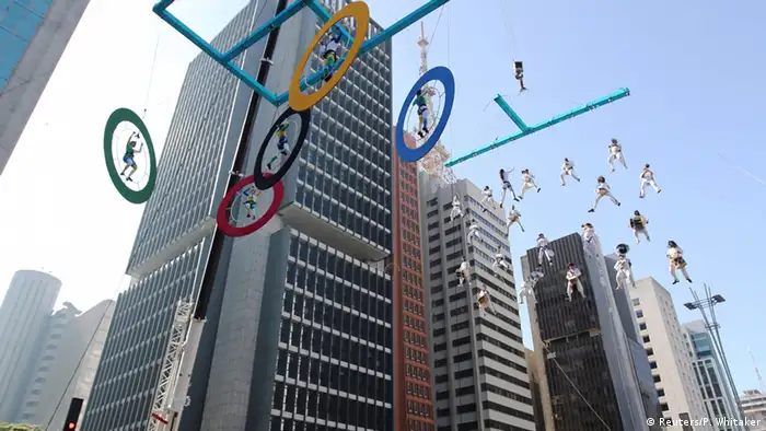 Brasilien Musiker und Akrobaten in Olympischen Ringen in Sao Paulo (Foto: Reuters/P. Whitaker)