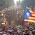 Unabhängigkeitsbefürworter mit der katalanischen Flagge in Barcelona (Archivbild: dpa)