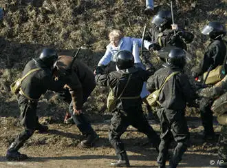 Weißrussland Proteste schwer bewaffnete Polizisten stehen Domonstranten gegenüber