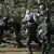 Вооружени полицајци против демонстрантите