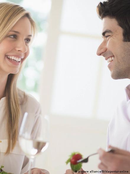 Sohilda yalangoch erkaklar va qizlar