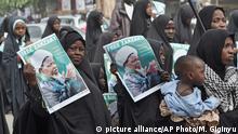 Dec. 21, 2015*** Nigeria shiites muslim took to the street to protest and demanded the release of Shiite leader Ibraheem Zakzaky in Kano, Nigeria, Monday, Dec. 21, 2015. Hundreds of Shiites were reportedly killed in an army raid in Nigeria last Saturday. (AP Photo/Muhammed Giginyu) | picture alliance/AP Photo/M. Giginyu