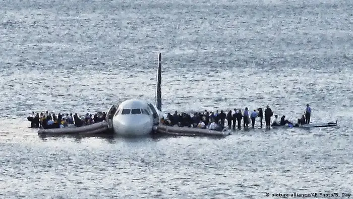 Plane lands on the Hudson River