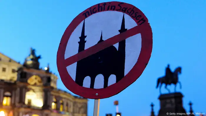 Deutschland Pegida gegen Moscheen Plakat in Dresden