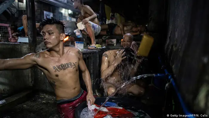 Philippinen Quezon City Gefängnis Waschen Kochen Baden