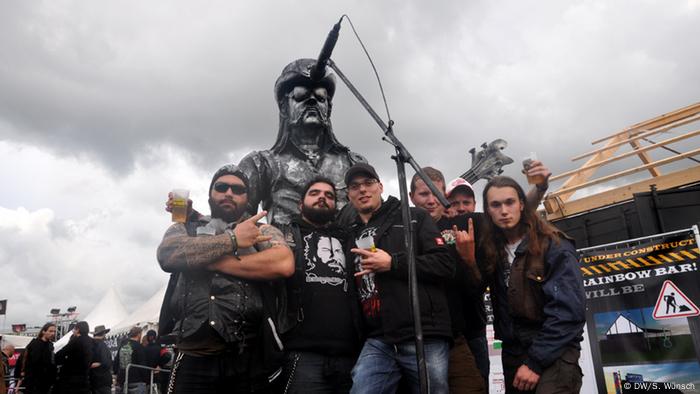 Wacken Open Air 2016, Staute von Lemmy Kilmister mit posierenden Fans (Foto: Silke Wünsch)