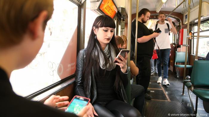 Deutschland - Pokemon-Fahrt per Oldiebahn (picture-alliance/dpa/D. Young)