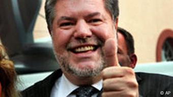 Landtagswahl Rheinland-Pfalz - Der rheinland-pfaelzische Ministerpraesident Kurt Beck hebt am Sonntag, 26. Maerz 2006 vor dem Landtag in Mainz den Daumen