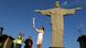 Die ehemalige brasilianische Volleyball-Spielerin Isabel Barroso hält an der Cristo-Statue die olympische Flamme in die Luft (Foto: Reuters/P.Olivares) Die ehemalige brasilianische Volleyball-Spielerin Isabel Barroso hält an der Cristo-Statue die olympische Flamme in die Luft (Foto: Reuters/P.Olivares)