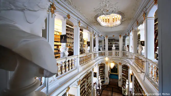 Deutschland Anna Amalia Bibliothek in Weimar (picture-alliance/dpa/J. Woitas)