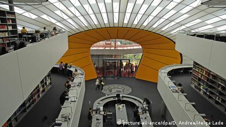 Foster Bibliothek der FU Berlin (picture-alliance/dpa/D. Andree/Helga Lade)