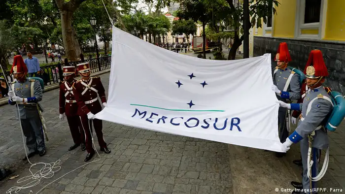 Venezuela Die Mercosur-Flagge wird gehiesst (Getty Images/AFP/F. Parra)