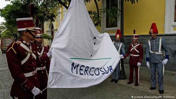 Argentina, Brasil, Uruguay y Paraguay dieron por cumplido el 1° de diciembre de 2016 el plazo dado a Caracas para adecuarse a las normas comerciales del bloque. Los ministros de Exteriores de Argentina, Brasil, Paraguay y Uruguay notificaron a Caracas “el cese del ejercicio de los derechos inherentes a la condición de Estado parte”, dice carta entregada a la cancillería venezolana. (02.12.2016)