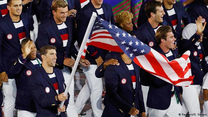 Michael Phles trägt die Flagge der USA (Foto: Reuters/S. Nenov)