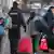 Leipzig Abgelehnte Asylbewerber werden zum Transport zum Flughafen abgeholt
