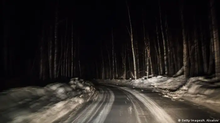 Verschneiter Weg Symbolbild Sibirien Autofahrt Nacht