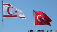 Die Flaggen der Türkischen Republik Nordzypern (l) und der Türkei wehen am 29.05.2014 in Lefkosa (Nikosia) auf Zypern im nördlichen Teil der Stadt. Die Insel ist seit 1974 de facto geteilt in die griechische Republik Zypern und die von der Türkei allein anerkannten Türkischen Republik Nordzypern. Foto: Jens Kalaene | Verwendung weltweit Copyright: picture-alliance/dpa/J. Kalaene