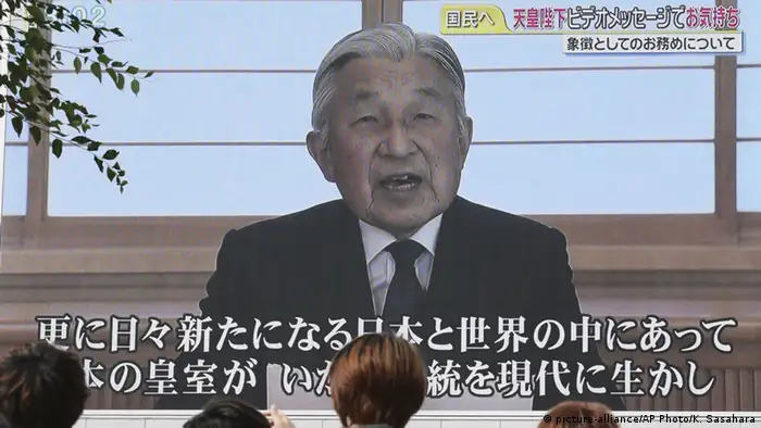 Japan Kaiser Akihito auf Videoleinwand zu möglichem Amtsverzicht