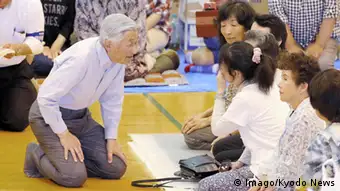 Japan Minamiaso Kaiser Akihito besucht Erdbebenopfer