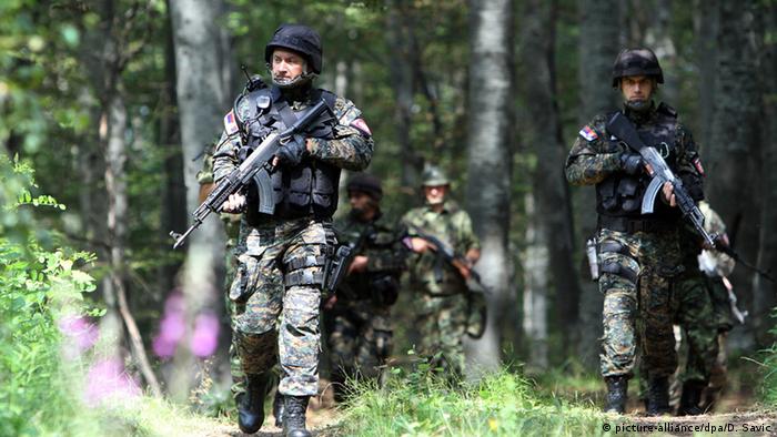 Serbischen Sicherheitskräfte - hier Angehörige der Armee und der Gendarmerie - patrouillieren am 4. August 2016 in den Wäldern an der Grenze zwischen Serbien und Bulgarien in der Nähe der Stadt Vlasina, 400 km von Belgrad entfernt, um die Einreise von Migranten zu verhindern