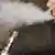 junger Mann raucht eine E-Zigarette