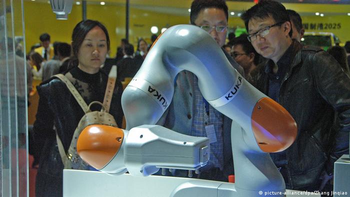 Der Kuka-Stand auf der Industrie-Ausstellung in Shanghai im November 2015 (Foto: picture-alliance/dpa/Zhang Jinqiao)