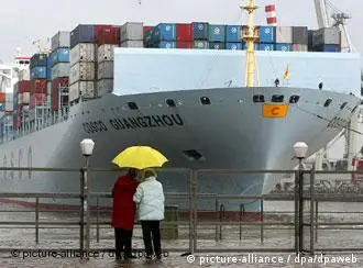 中远公司的广州号集装箱停靠在汉堡港。这艘船可以装9384个标准箱，是世界上最大的集装箱船之一