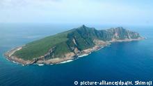 2005 ARCHIV - A file picture dated 27 April 2005 shows an aerial view of Uotsuri Island, one of the disputed Senkaku islands in the East China Sea, claimed by Japan China and Taiwan. EPA/HIROYA SHIMOJI (zu dpa «Schiffe vor strittigen Inseln: Japan bestellt Chinas Botschafter ein» vom 09.08.2016) +++(c) dpa - Bildfunk+++ | (c) picture-alliance/dpa/H. Shimoji