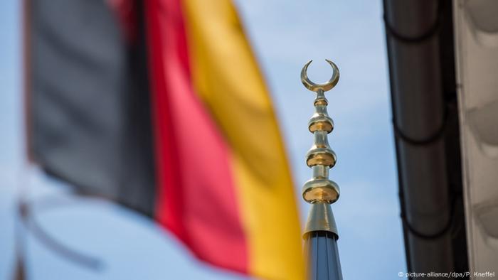 Deutsche Fahne und Minarett in Garmisch-Partenkirchen Foto: Copyright: picture-alliance/dpa/P. Kneffel