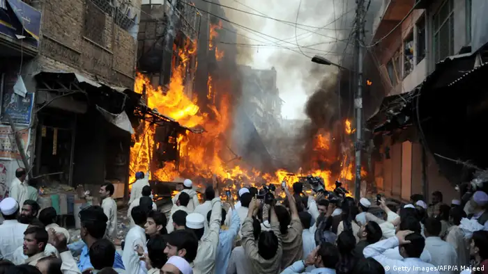 Pakistan PeschawarBombenanschlag auf Markt mit 125 Toten