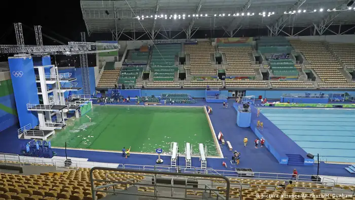 Brasilien Olympische Spiele in Rio - Grünes Wasser im Springerbecken