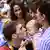 Майкл Фелпс цілує свого сина Бумера