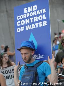 Auf einem Plakat fordert ein Demonstrant: Unternehmen die Kontrolle über Wasser entziehen. (Foto: Getty Images/AFP/C. Sabourin)