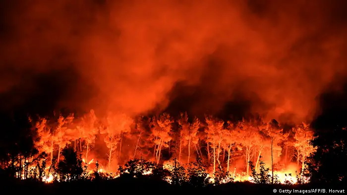 A fire blazes at Les Pennes-Mirabeau, near Marseille, southern France (Photo: Getty Images/AFP/B. Horvat)