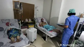 Syrien Aleppo Krankenhaus Patienten mit Atemmasken nach Giftgas Angriff