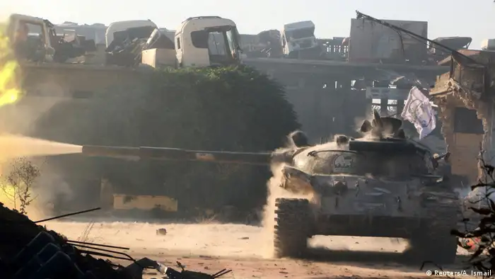 Syrien bei Aleppo Panzer der Opposition schießt