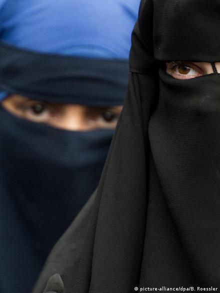 Nakab Scarf Sex Xxx - Pakistanis split over mandatory burqas for women â€“ DW â€“ 09/24/2019