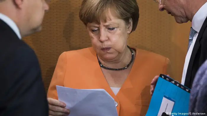 Angela Merkel liest ein Dokument