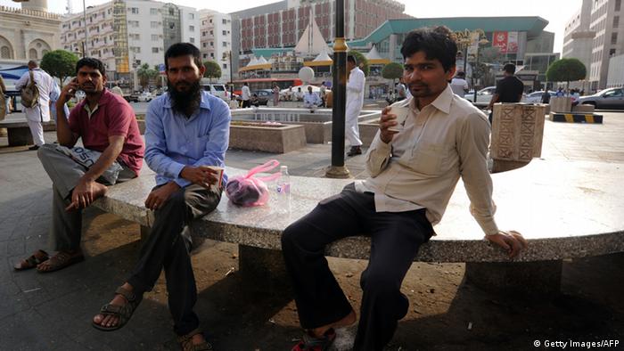 सऊदी अरब में आसान होगी विदेशी कामगारों की जिंदगी | दुनिया | DW | 05.11.2020