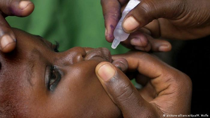 Schluckimpfung gegen die Kinderlähmung in Nigeria