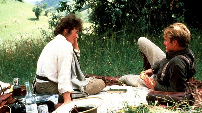 Robert Redford liegt im Film Jenseits von Afrika auf einer Picknickdecke, neben ihm sitzt Meryl Streep.