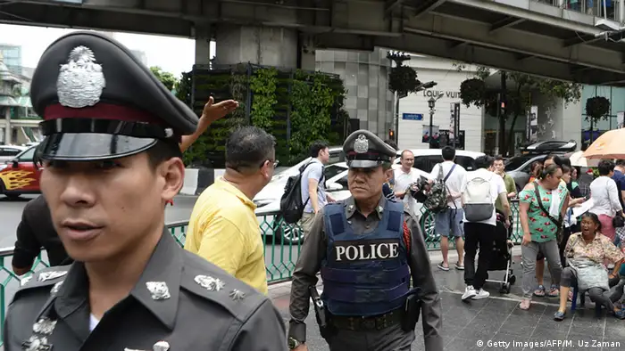 Thailand Bangkok Polzisten auf Straße