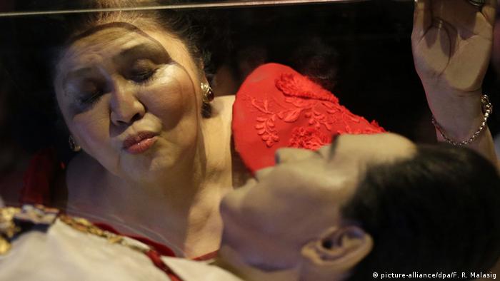 Imelda Marcos küsst den Glassarg ihres Mannes, des früheren philippinischen Diktators Ferdinand Marcos (Foto: picture-alliance/dpa/F. R. Malasig)
