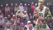 ***Die Quelle kann nicht überprüft werden, es gibt keine Referenzen zum Original-Video. Alle gefundenen Videos sind erneute Instanzen um auf eigenen Kanälen Clickzahlen zu erzeugen!*** Mutmaßliches Boko Haram Video https://www.youtube.com/watch?v=ozAG1ZalRpU message from jama.atu ahlis sunnah lidda awati wal jihad