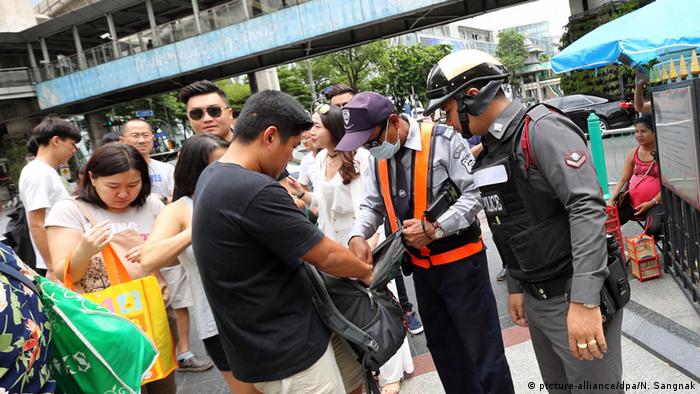 Thailand Verstärkte Sicherheitskontrollen durch die Polizei (picture-alliance/dpa/N. Sangnak)