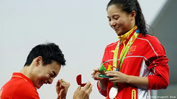 Rio Momente 14 08 Heiratsantrag Wasserspringerin He Zi von ihrem Freund Qin Kai