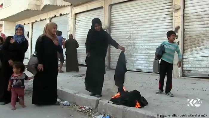 Syrien Manbidsch Videostill Frauen verbrennen Nikab